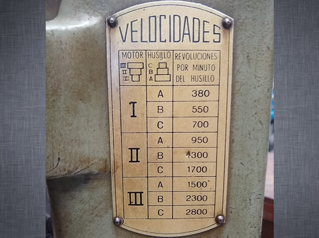 Cod.0984-U-Fresadora-matricera-de-banco-con-herramental-13