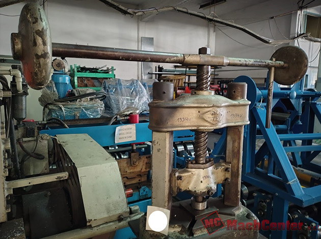 Cod.1334-U-Prensa-tornillo-GOG-con-pedestal-03